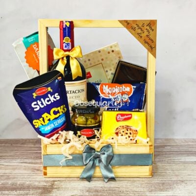 Una caja de madera llena de snacks y Regalo Canasta Festiva.