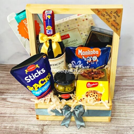 Una caja de madera llena de snacks y Regalo Canasta Festiva.