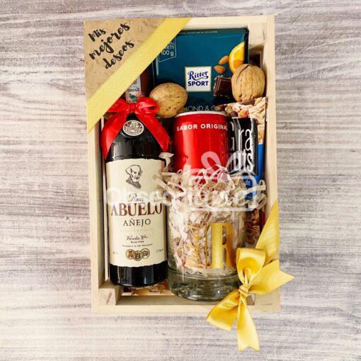 Una caja de regalo con una botella de Regalo Ron Fantastic y frutos secos.