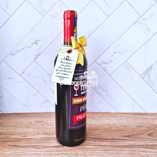 Un Regalo Botella de Vino Personalizado con una etiqueta de regalo.