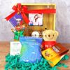 Un Regalo Caja Musical con un osito de peluche y bombones.