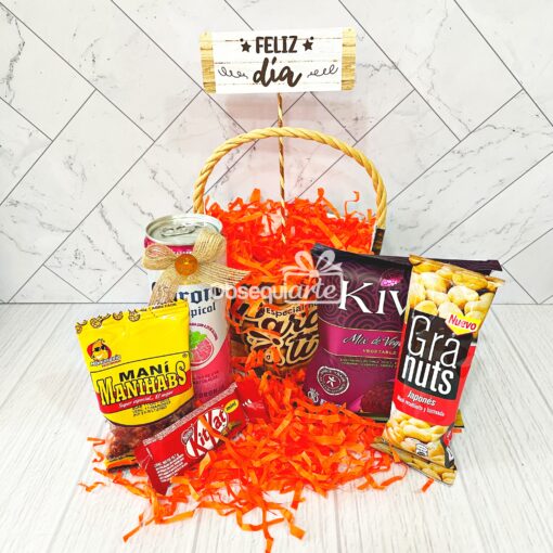 Una canasta llena de Regalo Corona Tropical y snacks y dulces tropicales.