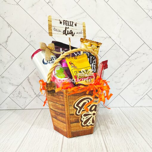 Un Regalo Corona Tropical lleno de snacks tropicales y un cartel.