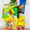 El Regalo Fiesta es una canasta de regalo festiva llena de refrigerios, que incluyen una lata de refresco, un paquete de nueces, una lata de Pringles y otras delicias. ¡Está decorado con una cinta amarilla y un papel amarillo festivo, lo que le da un toque de fiesta a cualquier celebración!