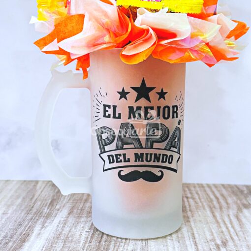 Un Regalo Sabor Cervecero con un arreglo floral es el regalo perfecto para el mejor papá mundo.