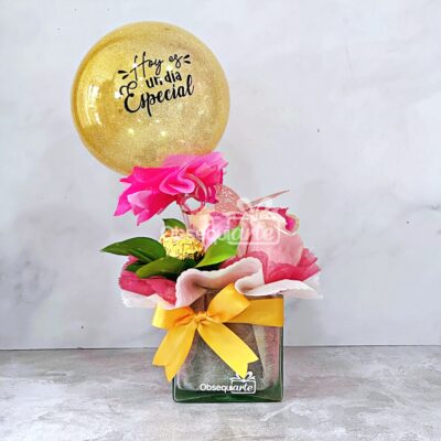Un ramo Regalo Soft con Globo de flores Soft y un globo en un jarrón de cristal.