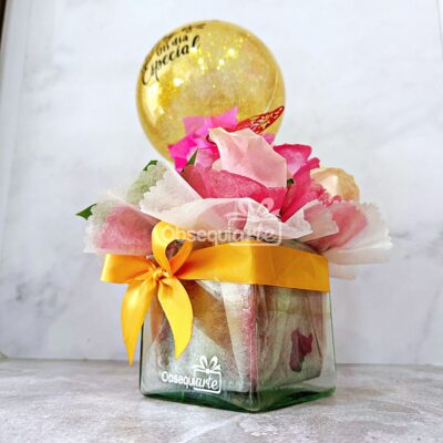 Un jarrón de vidrio lleno de flores y un globo es un hermoso Regalo Soft con Globo.