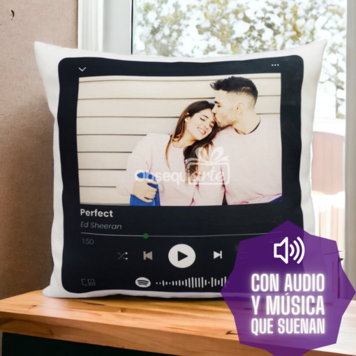 Un Regalo Almohada Musical con la imagen de una pareja, perfecto como Regalo.