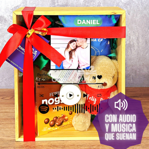 Una Regalo Caja Musical con un osito de peluche.