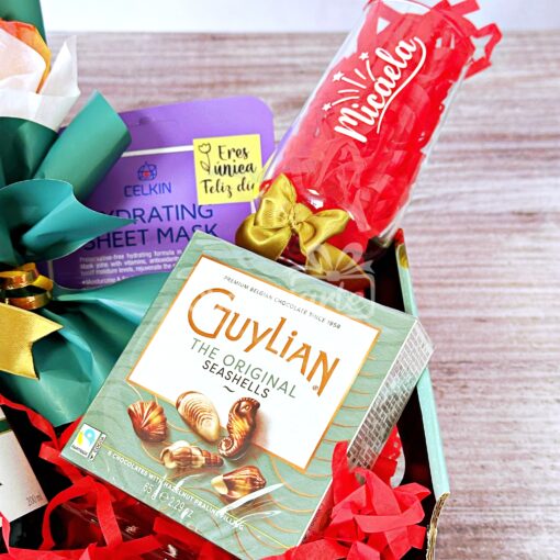 Una caja de regalo Diamond Encanto llena de una variedad de artículos.