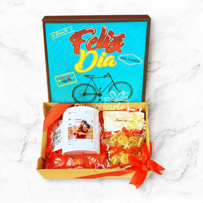 El Regalo Sweet Box de Amor incluye aperitivos, una taza con foto personalizada y una tarjeta 