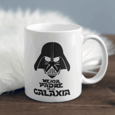 Regalo Taza Super Papá (copia): taza blanca con gráfico negro de un personaje enmascarado y el texto “Mejor padre de la galaxia”. Ideal como regalo personalizado para papá.