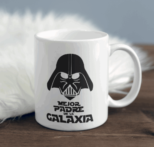 Regalo Taza Super Papá (copia): taza blanca con gráfico negro de un personaje enmascarado y el texto “Mejor padre de la galaxia”. Ideal como regalo personalizado para papá.