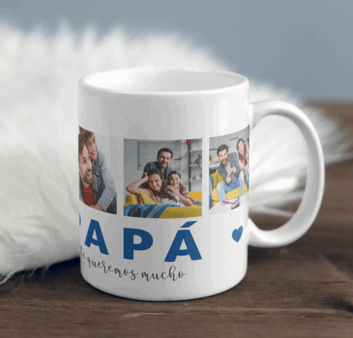 Regalo Taza Super Papá (copia): Taza blanca con varias fotos familiares impresas y la frase "PAPÁ te queremos mucho" en letras azules y negras. La taza reposa sobre una superficie de madera junto a una tela blanca afelpada.