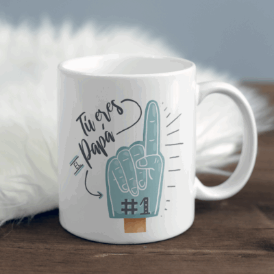 Regalo Taza Super Papá (copia): Taza cerámica blanca sobre madera con ilustración de dedo de espuma “#1” y frase en español “Tú eres Papá”. Un regalo personalizado ideal para sorprender a papá en cualquier ocasión especial.