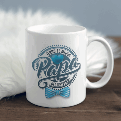 Taza blanca con gráfico de corazón y moño azul, texto en español 
