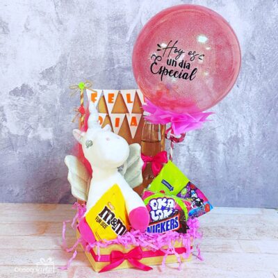 El Regalo Bandeja Feliz Día con Unicornio incluye un globo rosa con 