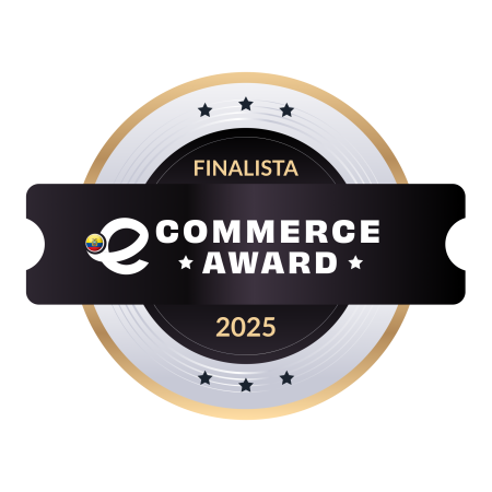 Una insignia circular con la etiqueta "Finalista eCommerce Award 2025" con borde dorado y centro negro.