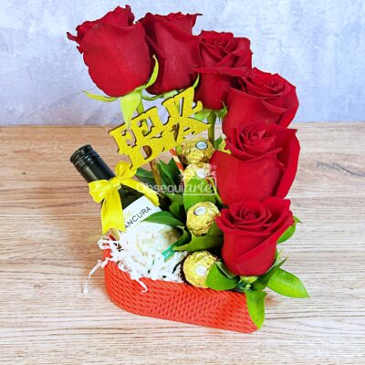 El Regalo Soft Corazón incluye seis rosas rojas, una botella de vino, bombones Ferrero Rocher y un cartel amarillo 