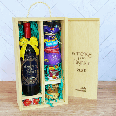 La caja de regalo de madera Regalo Enjoy contiene una botella de vino, aperitivos, caramelos y frutos secos, con la tapa grabada 