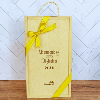 Una caja de regalo de madera Regalo Enjoy con un lazo amarillo y 