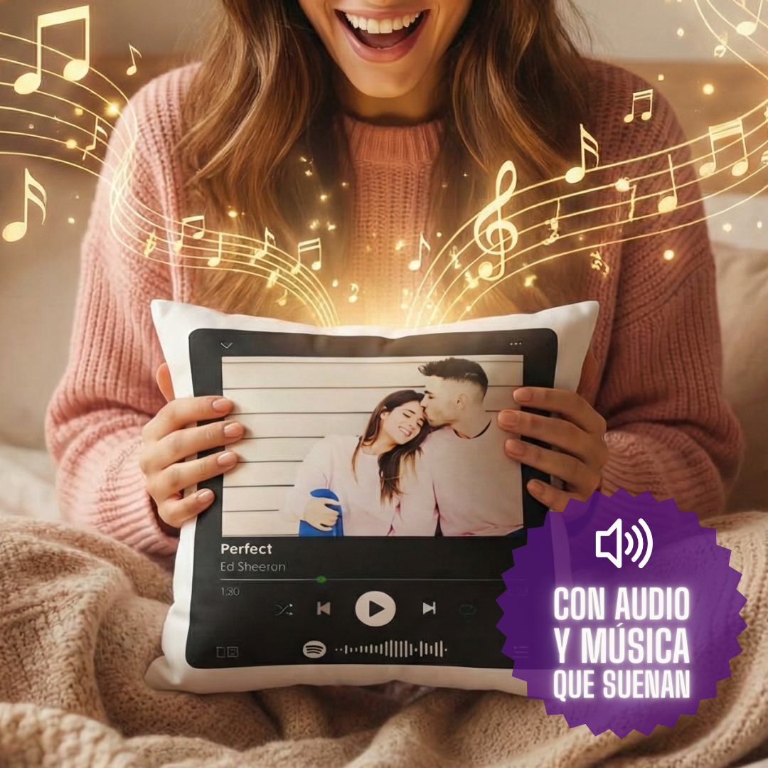 Una mujer sostiene un Regalo Almohada Musical con reproductor, foto de pareja, notas musicales y el texto "Con audio y música que suenan".
