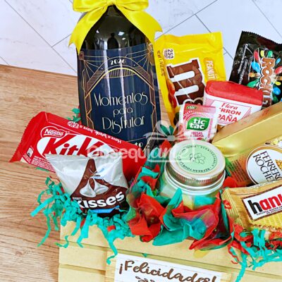 El Diamante Regalo incluye una botella de vino, KitKat, Hershey's Kisses, M&M's, Ferrero Rocher, Tic Tac, una barrita de cacahuete, miel y un mini tarro, todo ello artísticamente dispuesto con vibrantes tiras de papel.