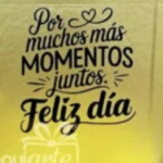 Texto sobre fondo amarillo: "Por muchos más momentos juntos. Feliz día.