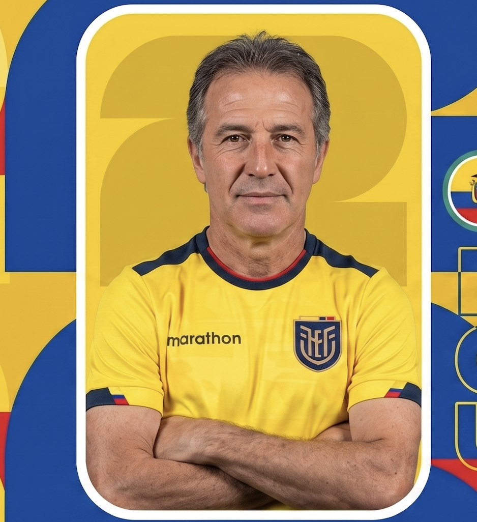 Un hombre que lleva una camiseta amarilla de la selección nacional de fútbol de Ecuador está de pie con los brazos cruzados delante de un fondo llamativo y colorido.